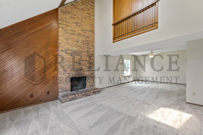 Building Photo - 2118 S White Oak Cir