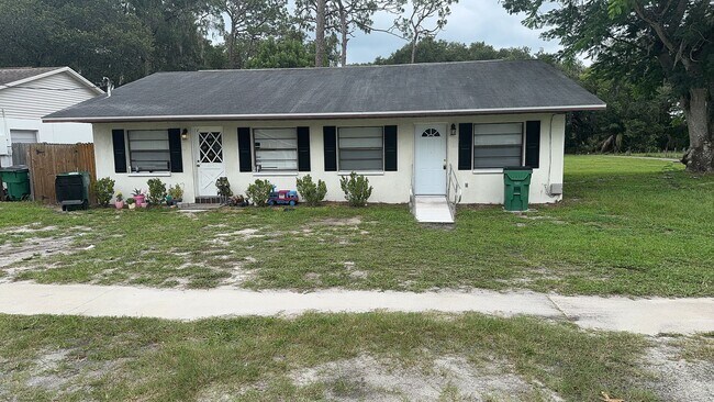 Foto del edificio - Newly Remodeled 2-Bedroom Duplex with Huge Fenced Backyard – Zephyrhills