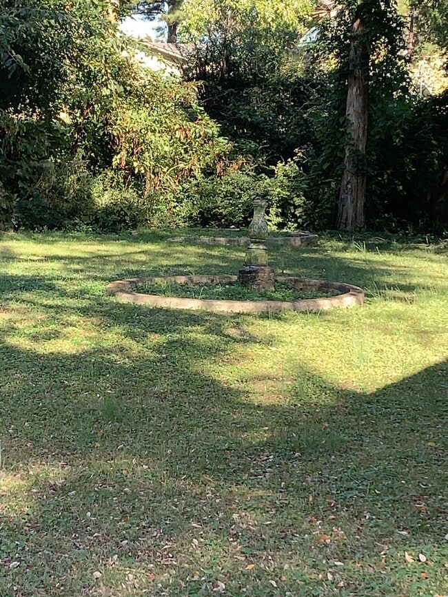 Building Photo - Charming 3-Bedroom Home with 2 Full Bathro...