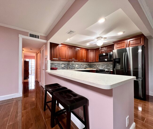 Building Photo - 313 Wellington L