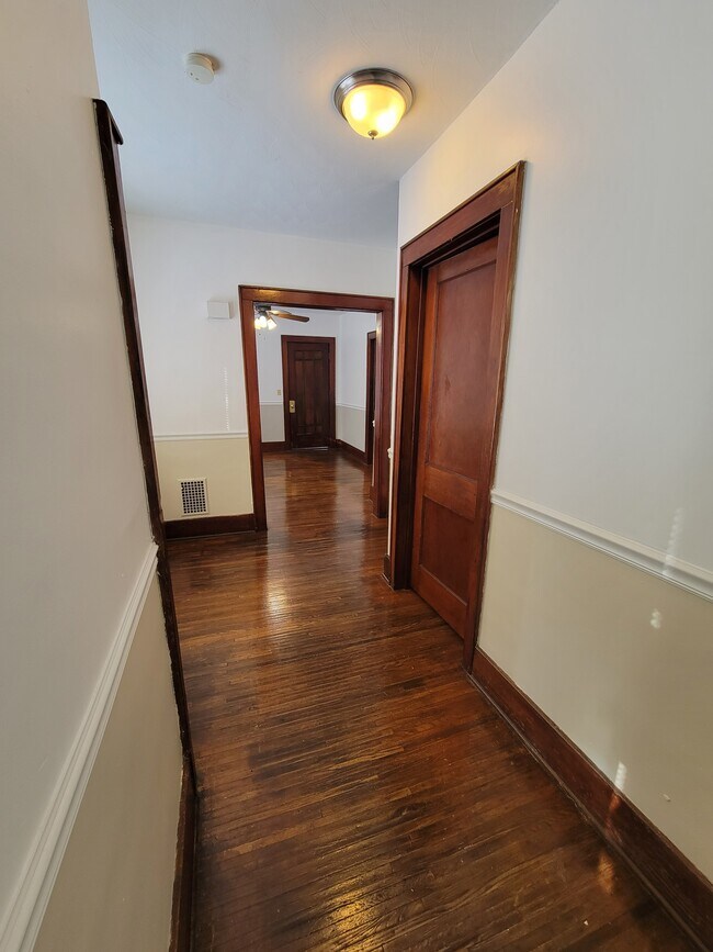 Building Photo - 114 Roser St