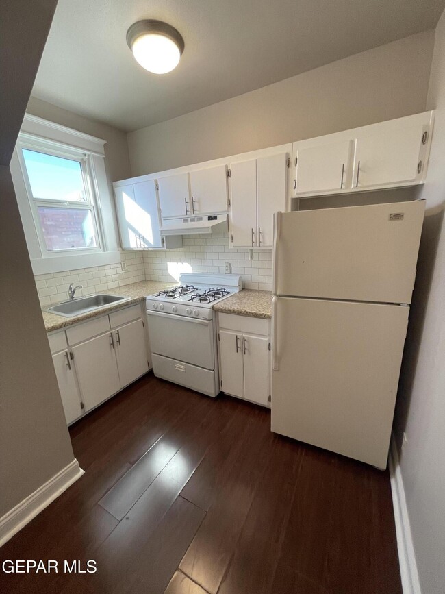 Building Photo - 521 W Missouri Ave