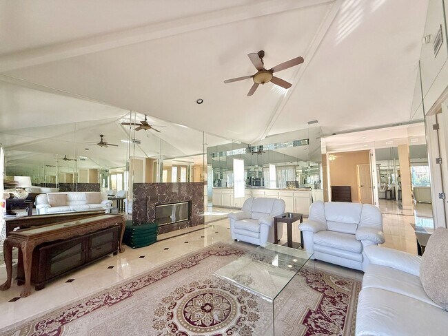 Foto del edificio - AVAILABLE NOW!! GORGEOUS 3 Bedroom 3 Bathroom Condo with Lake Views in Rancho Mirage!