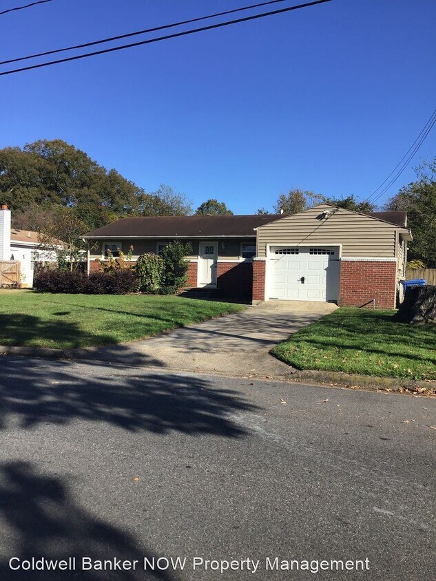 Foto principal - 3 br, 2 bath House - 2901 Southport Ave