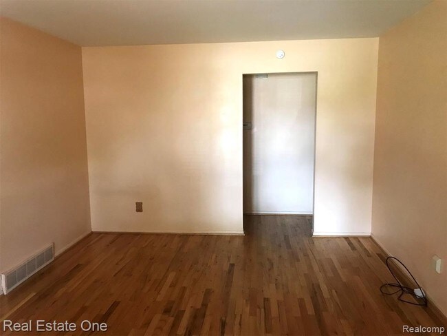 Building Photo - 32937 Oakview Dr