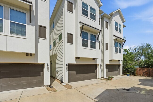 Building Photo - 2057 Sherwood Forest St