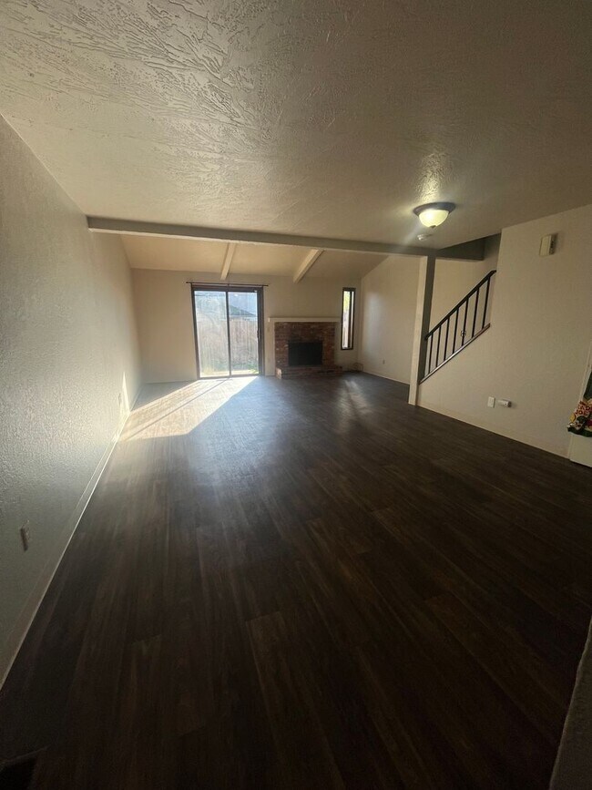 Foto del edificio - 2-Bedroom 1 1/2-bathroom Townhouse Style Apartment