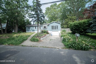 Building Photo - 585 Shady Ln