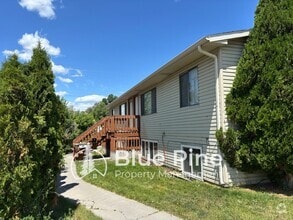 Building Photo - 411 Gladstone St
