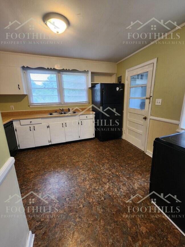 Foto del edificio - Spacious 3-Bedroom Near Anderson Universit...