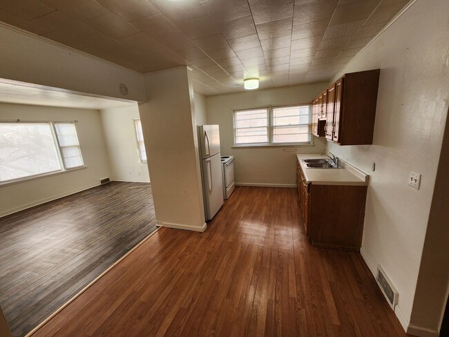 Foto del edificio - 1324 E 10th St