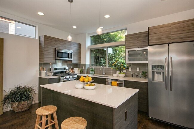 Building Photo - 3 br, 2.5 bath House - 2015 Boylston Ave E