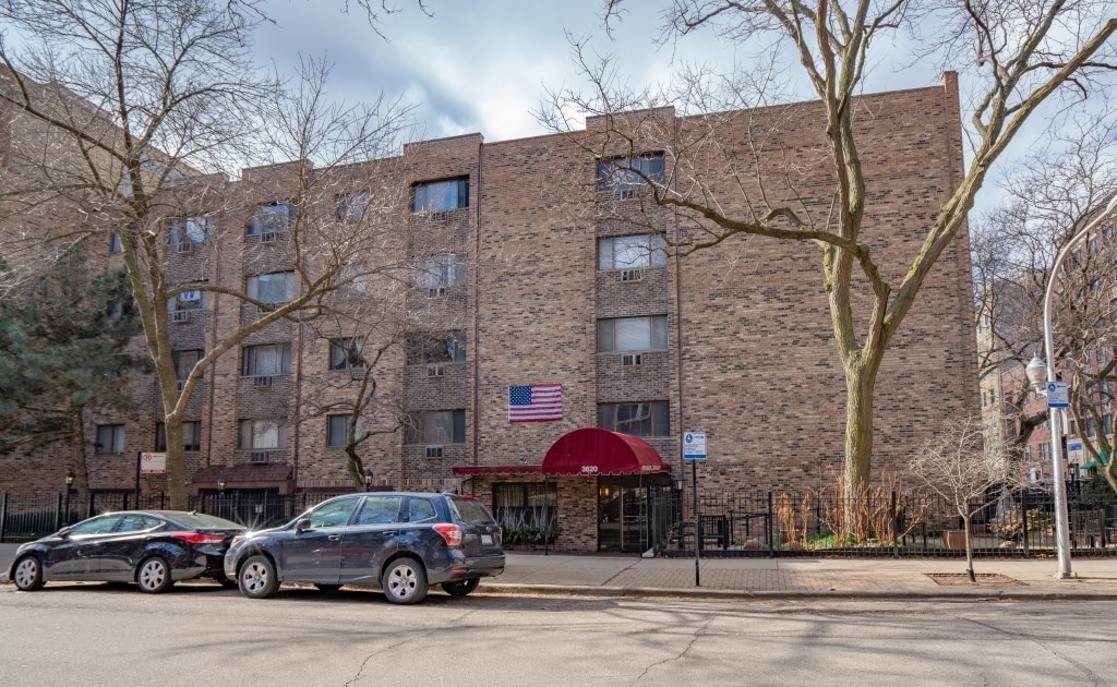 Primary Photo - 3620 N Pine Grove Ave