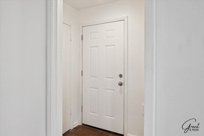 Foto del edificio - $1,250 - Charming 3 Bedroom Bungalow - Det...