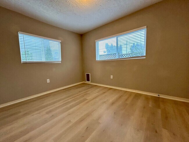 Foto del edificio - Charming 3-Bedroom Home in Prime Vancouver Location – Pet Friendly with Fenced Yard!