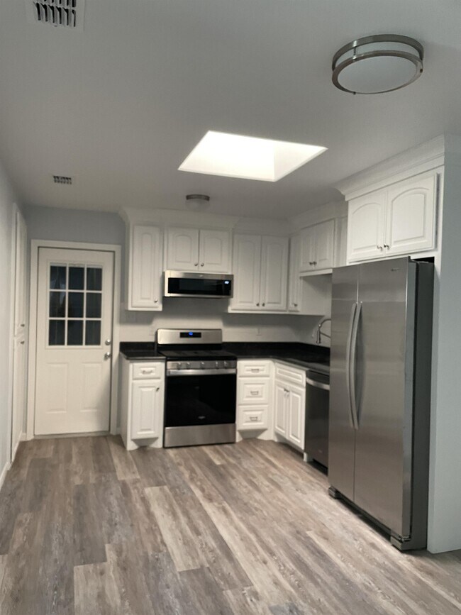 Foto del edificio - 6210 Vincent Dr