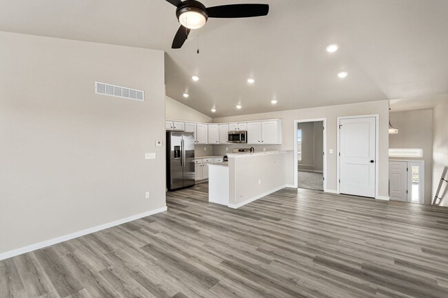 Building Photo - 3 BR Split Foyer