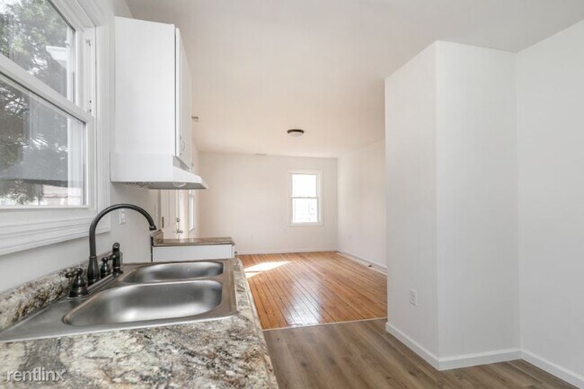 Building Photo - 3 br, 2 bath House - 10 S Burch St