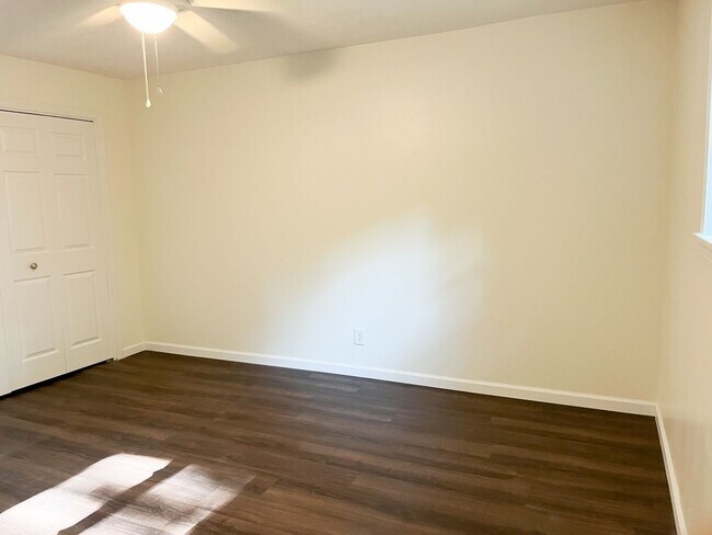 Building Photo - Oakdale Duplex