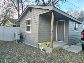 Building Photo - 706 1/2-9 1/2 Alderson Ave