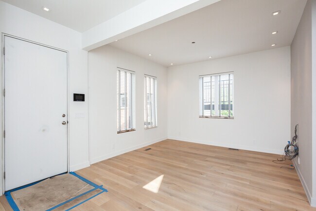 Building Photo - 1313 W Wolfram St