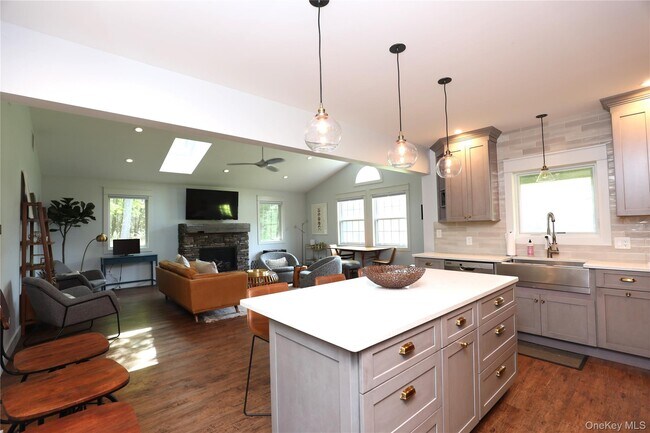 Foto del edificio - 36 Northwoods Rd