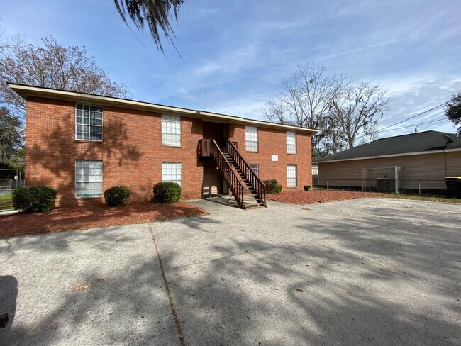 Building Photo - 2 bedroom/1 bath condo with off-street par...