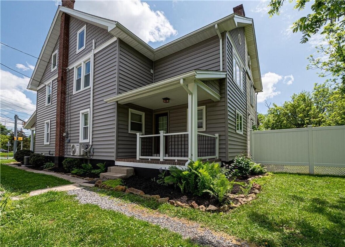 Primary Photo - Beautifully updated THREE BEDROOM - Southe...