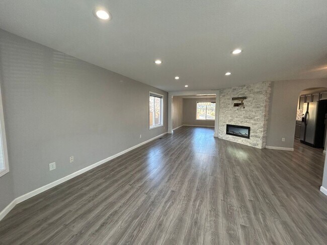 Foto del edificio - AVAILABLE NOW!! 3bd/2ba FANTASTIC Dead End Street - HUGE MASTER SUITE!