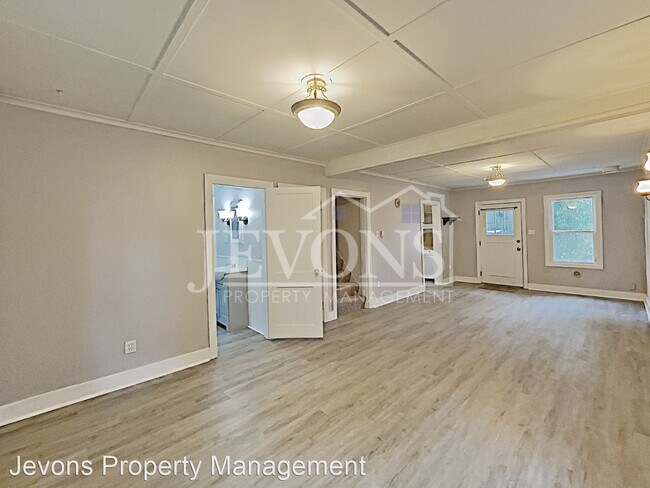 Building Photo - 3 br, 1 bath House - 2858 S 154th St