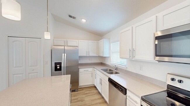 Foto del edificio - 611 Crowberry Rd NE