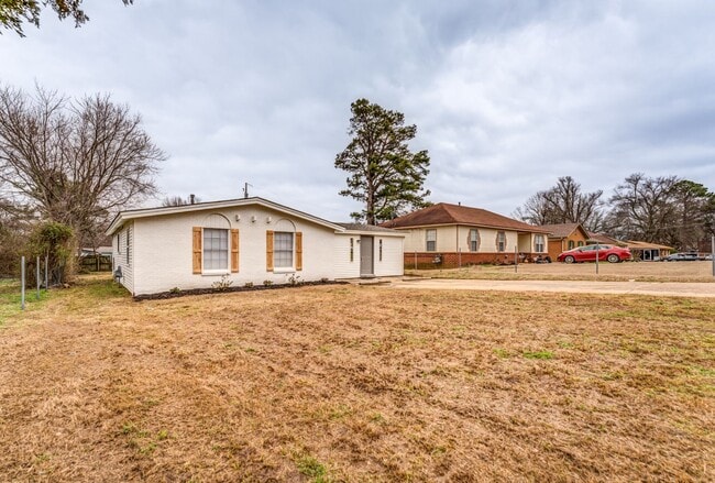 Building Photo - 4980 Vickie Dr