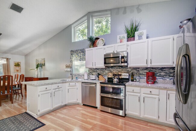 Building Photo - 1098 Primrose Ln