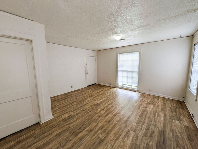 Foto del edificio - 1810 Roberts Ave