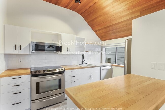 Building Photo - Experience Living with River Views and Wal...