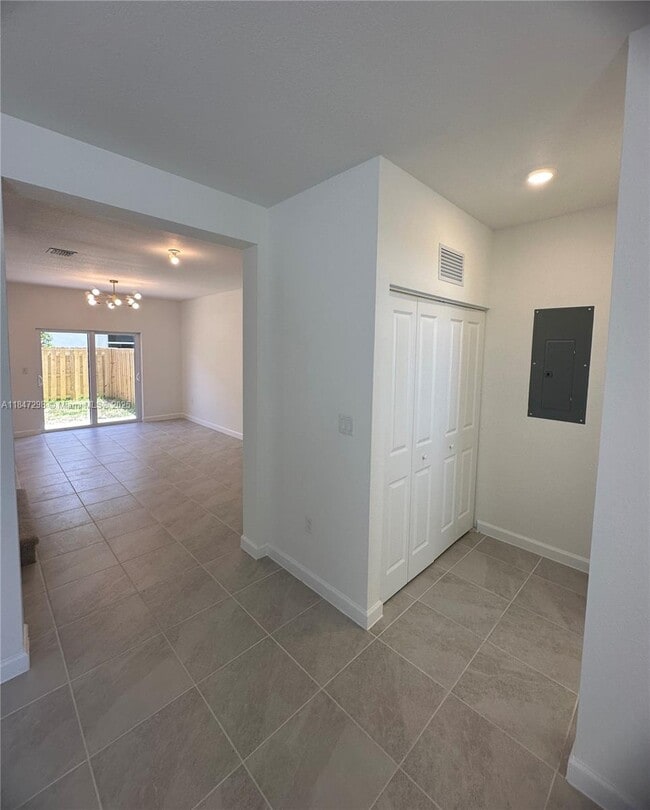 Foto del edificio - 2627 SE 28 Street