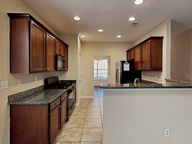 Foto del edificio - Lovely 5 Bedroom Home located in Lawrencev...