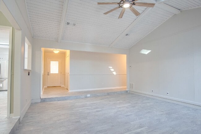 Building Photo - Pet friendly, Updated 4 Bedroom Home in Ba...