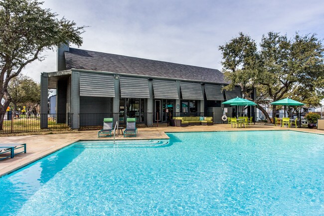 Amp at the Grid Apartments Arlington, TX