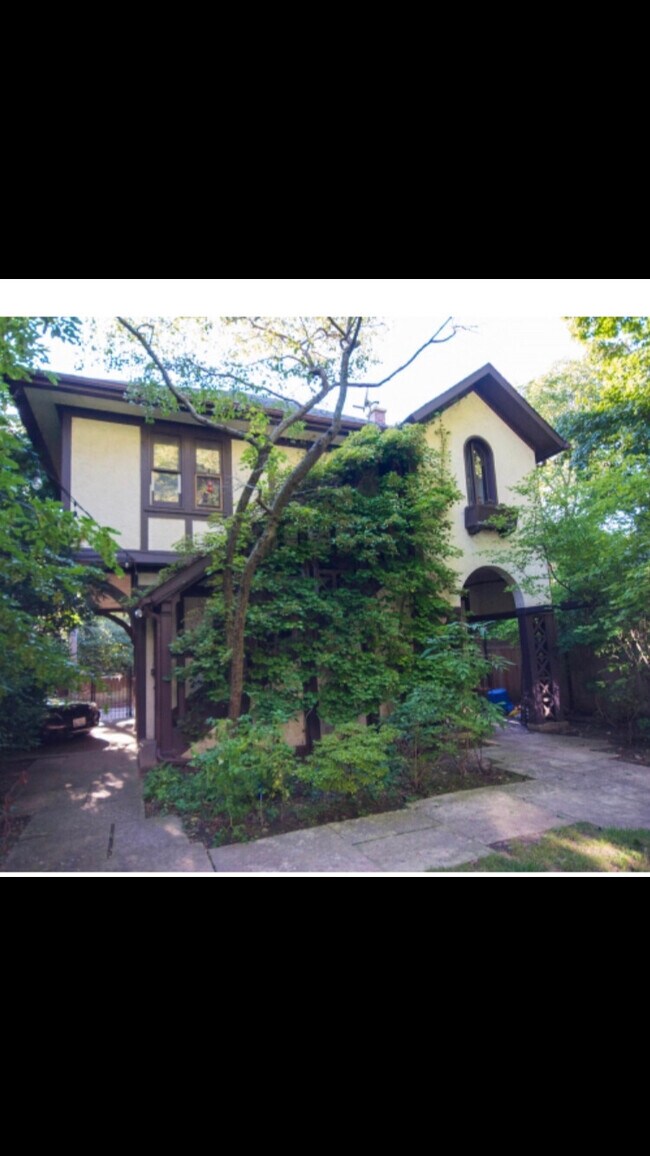 Exterior - 1114 Lake Shore Blvd