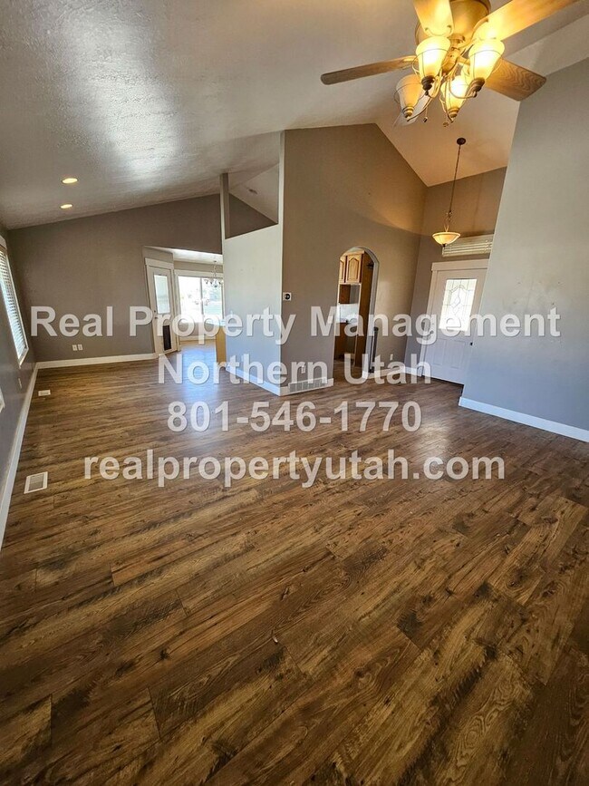 Building Photo - Stunning 7 Bedroom Home in West Point Avai...
