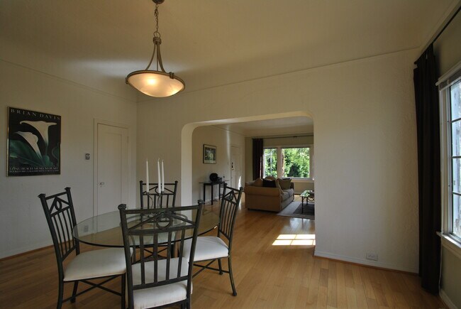Building Photo - 2325 N Beachwood Dr