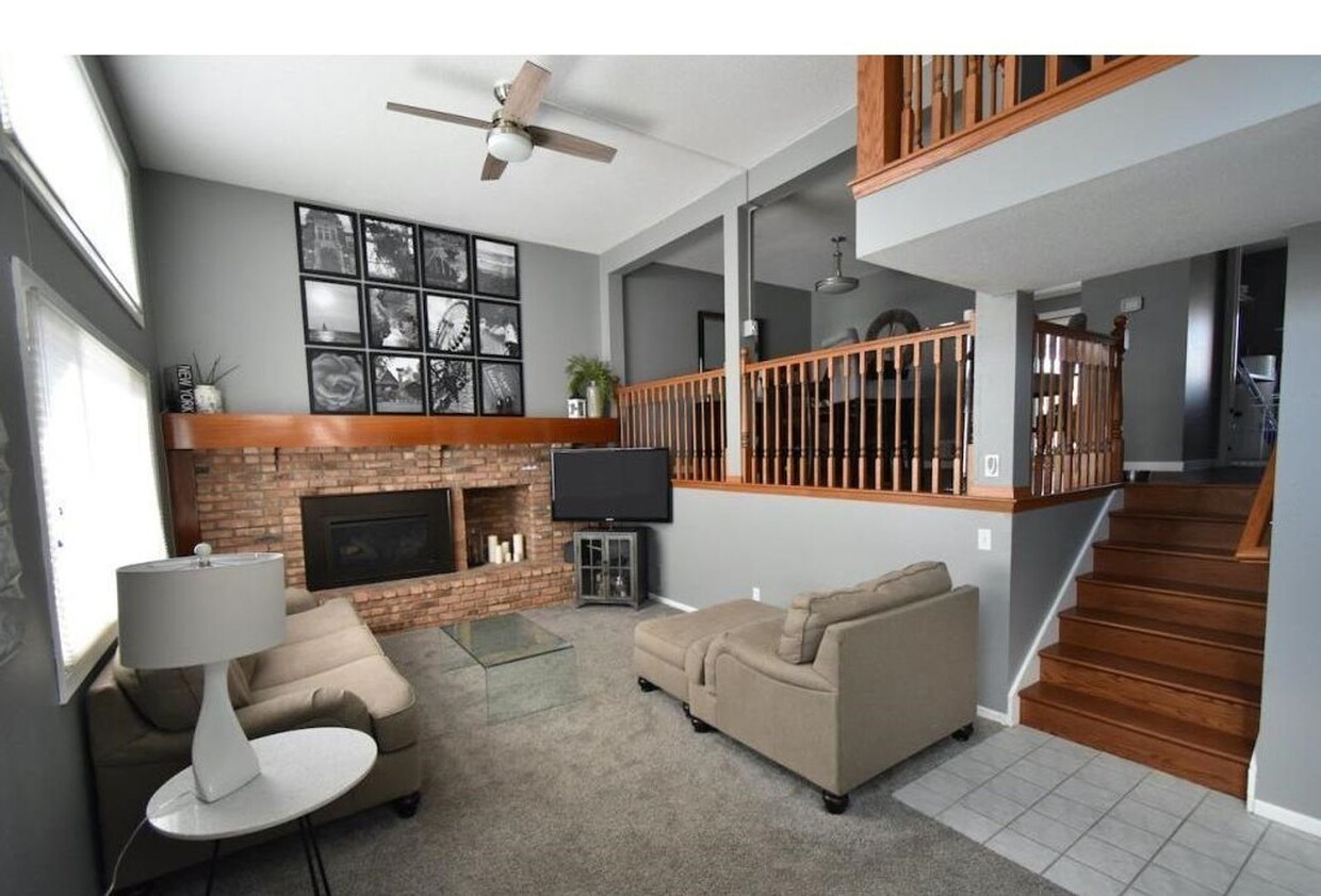 Foto principal - Spacious townhome- updated throughout! Com...