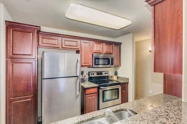 Building Photo - 2 br, 2 bath  - 2550 E. River Rd. #7101