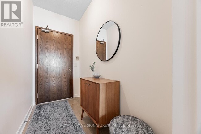 Building Photo - 438 Richmond St W