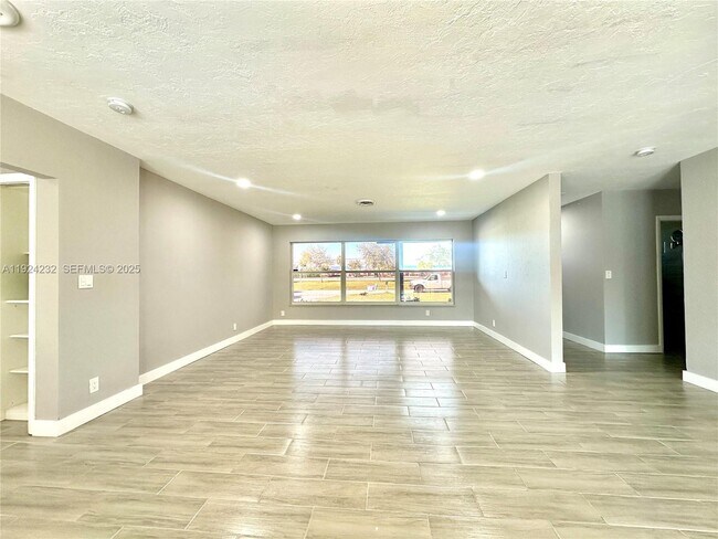 Foto del edificio - 912 NE 9th Ct