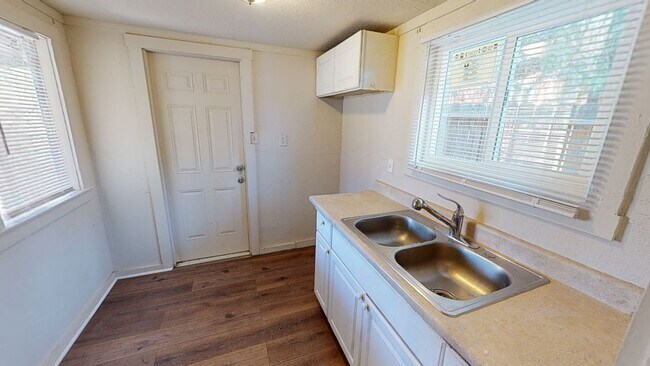 Building Photo - Coming Soon! Single Family 1/1 home for lease with large lot and 1 car garage!