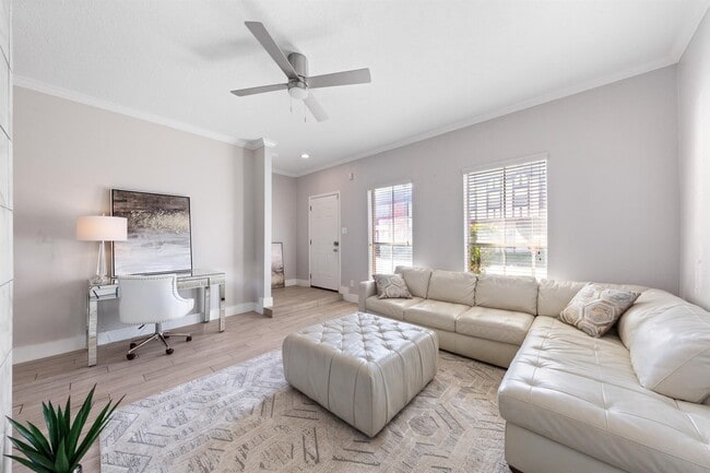 Foto del edificio - 7700 Creekbend Dr