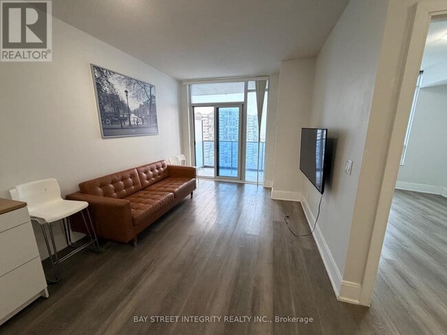 Building Photo - 330 Burnhamthorpe Rd W