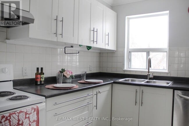 Building Photo - 17 S Kingsway